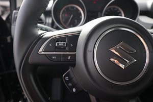 SUZUKI Swift CLUB HYBRID / 1 Hand / sparsam / wenig km