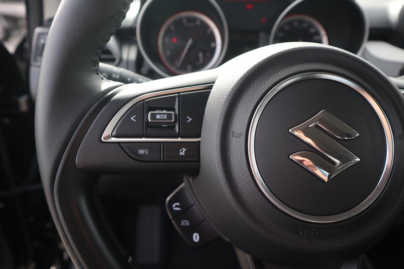 SUZUKI Swift CLUB HYBRID / 1 Hand / sparsam / wenig km
