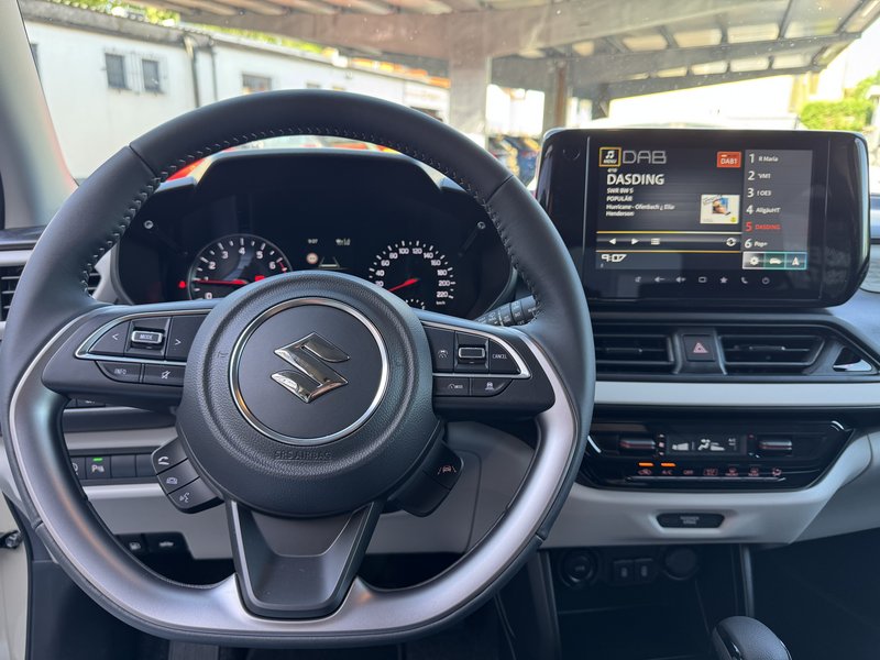 SUZUKI Swift Comfort AUTOMATIK/NAVI/SITZHEIZ/RÜ-KAM/UVM