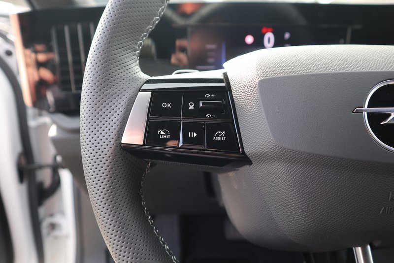 OPEL Astra Edition/Sitzheizung/Kom.-Pak/RÜ-KAM LED/BC