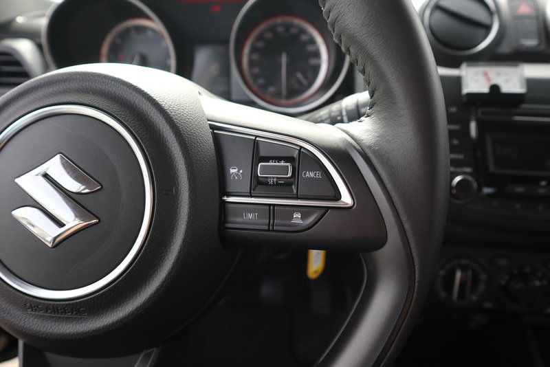 SUZUKI Swift CLUB HYBRID / 1 Hand / sparsam / wenig km