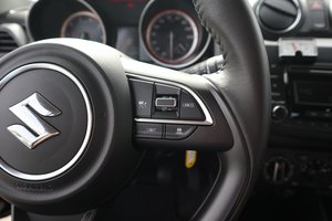 SUZUKI Swift CLUB HYBRID / 1 Hand / sparsam / wenig km
