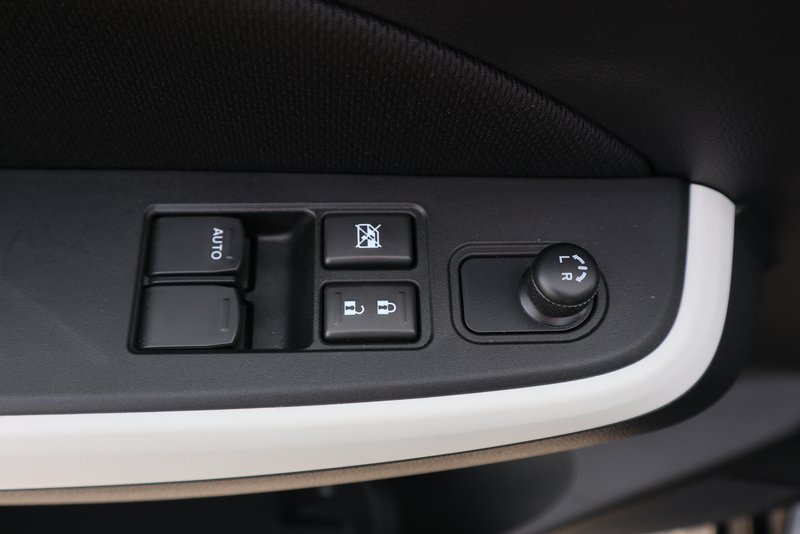 SUZUKI Swift CLUB HYBRID / 1 Hand / sparsam / wenig km