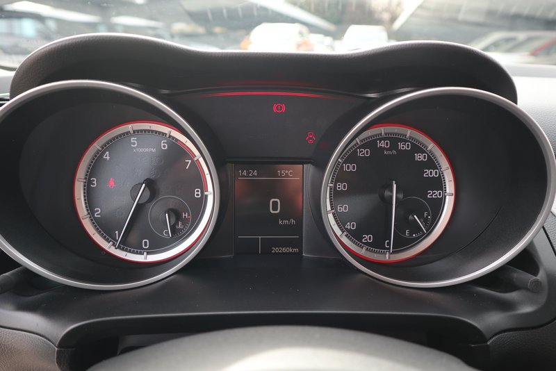 SUZUKI Swift CLUB HYBRID / 1 Hand / sparsam / wenig km