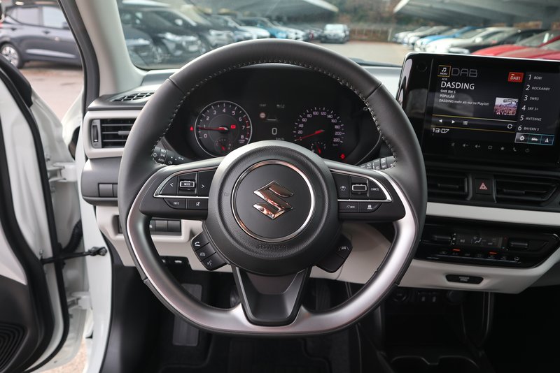 SUZUKI Swift COMFORT TOP-DEAL/2-FARBEN/NAVI/ACC/Rü-KAM