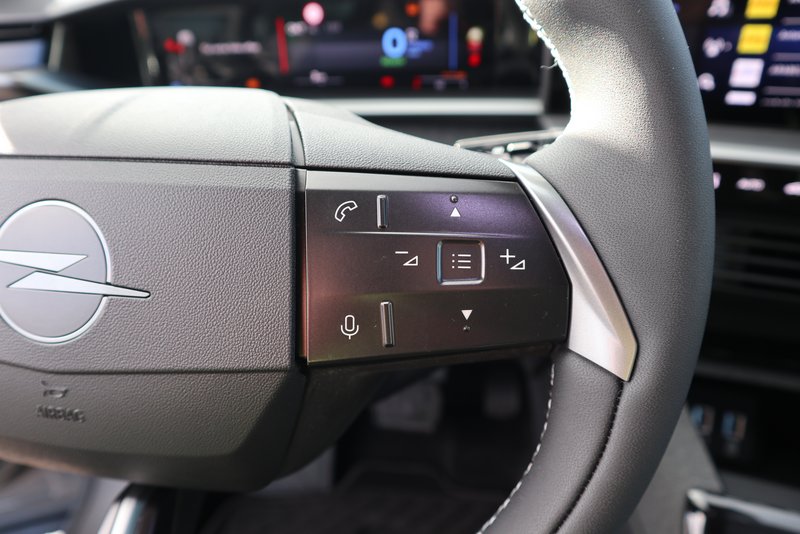 OPEL Grandland PLUGIN/KOMF+TECH-P/ALU 19/ OBC 7,4KWH