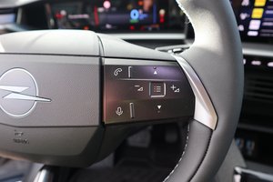 OPEL Grandland PLUGIN/KOMF+TECH-P/ALU 19/ OBC 7,4KWH