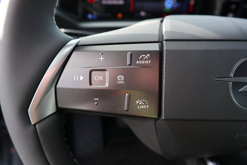 OPEL Grandland PLUGIN/KOMF+TECH-P/ALU 19/ OBC 7,4KWH