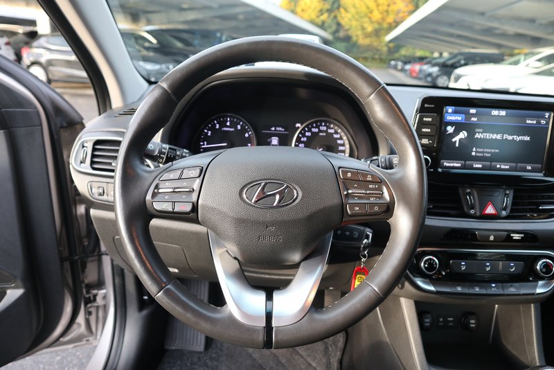 HYUNDAI i30 TREND PLUS / SITZHEIZ/MET/TEMPOMAT/KLIMA...