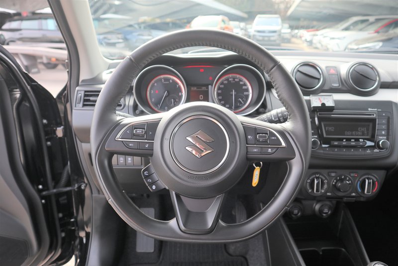SUZUKI Swift CLUB HYBRID / 1 Hand / sparsam / wenig km